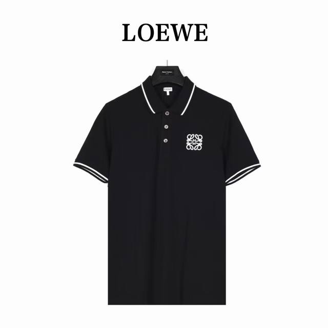 Loewe 罗意威 胸口刺绣Logo短袖Polo衫 选用棉质珠地网眼布打造，定制材质260G长绒棉，衣领为双系统提花定织扁机制成，有弹性，不变形，衣服全部原生布