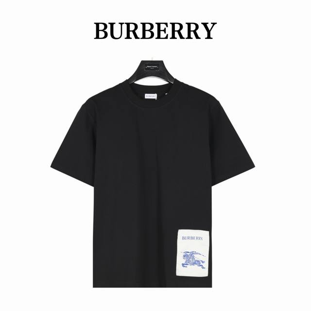 Burberry 巴宝莉 25Ss 下摆白色战马贴布短袖 采用定制面料。添加杜邦公司Sorona 索罗娜 材料，亲肤性好、改善缩水，同时可以支撑面料良好的保型性