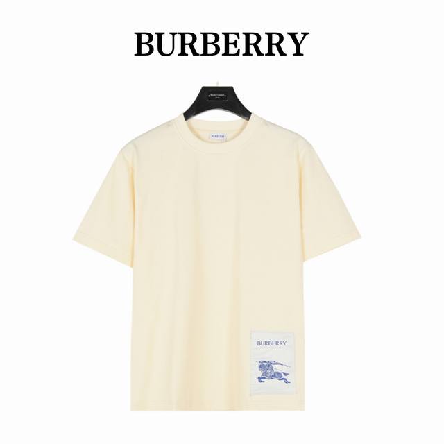 Burberry 巴宝莉 25Ss 下摆白色战马贴布短袖 采用定制面料。添加杜邦公司Sorona 索罗娜 材料，亲肤性好、改善缩水，同时可以支撑面料良好的保型性