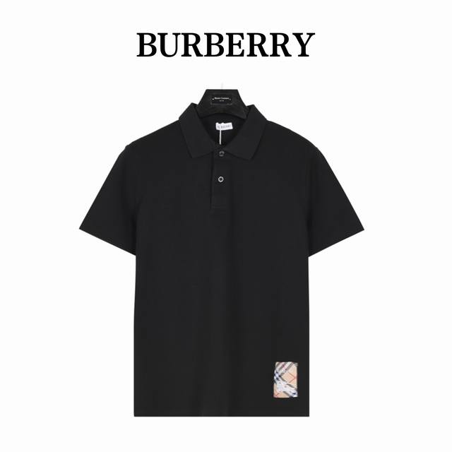 Burberry 巴宝莉Bbr 下摆贴布战马短袖Polo衫 前幅采用进口田岛机万针刺绣，下排小字母绣花体现进口绣花机功底。还原原版品质。纽扣定染与布料颜色一致。