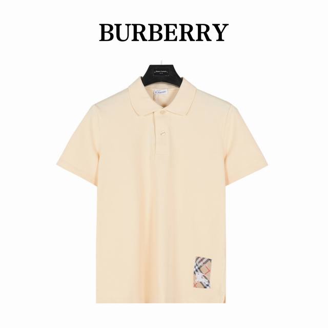 Burberry 巴宝莉Bbr 下摆贴布战马短袖Polo衫 前幅采用进口田岛机万针刺绣，下排小字母绣花体现进口绣花机功底。还原原版品质。纽扣定染与布料颜色一致。