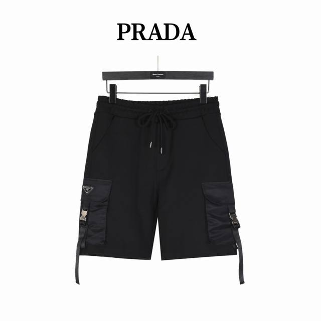Prada 普拉达 侧口袋锁扣工装短裤 原版购买，采用太空棉面料，弹力腰头配束绳、正面斜角开袋、背面魔术贴式嵌线袋、侧面涂珐琅金属三角形徽标、侧面翻盖式口袋和锁