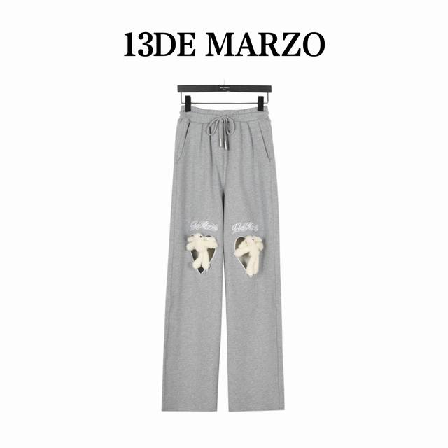 13Demarzo纽绳爱心拉链运动套装 13Demarzo 为你的日常休闲时光增添趣味。 这款休闲套装包括连帽衫和运动裤，提供柔和的灰色和纯净的白色两种选择，每