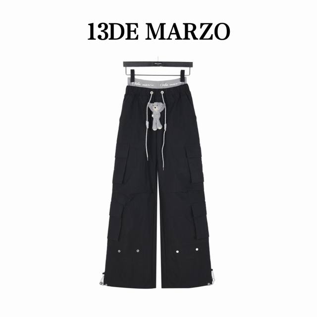 13Demarzo 双腰拼接工装长裤 13De Marzo这款工装裤提供经典黑色和低调卡其色两种选择，满足不同风格的搭配需求。裤身多口袋设计不仅增加了实用性，更