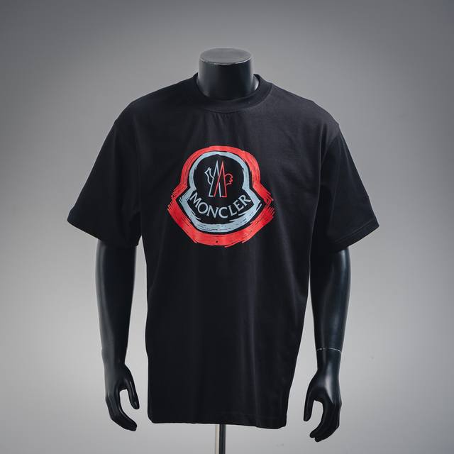 Moncler 蒙口2025Ss手绘大Logo印花短袖T恤 定制云舒绒棉平纹柔软细腻舒适贴肤标志性Moncler标识点缀于胸前 仿佛艺术家的灵魂印记辨识度拉满低