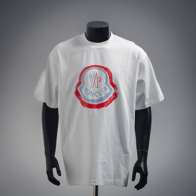 Moncler 蒙口2025Ss手绘大Logo印花短袖T恤 定制云舒绒棉平纹柔软细腻舒适贴肤标志性Moncler标识点缀于胸前 仿佛艺术家的灵魂印记辨识度拉满低