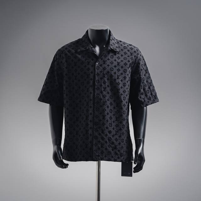 Louis Vuitton 路易威登 25Ss 新款植绒满印提花衬衫短袖 第一时间购入Zp开版 提花满印植绒衬衫 今年最火爆的满印元素 满满的高级 超多小细节