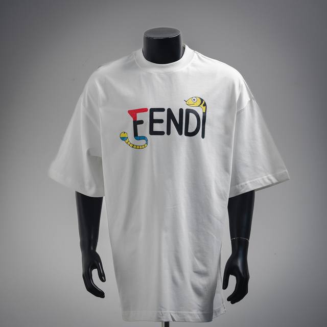Fendi 芬迪25Ss蛇年蛇头标识印花短袖T恤 采用高质量面料制作而成，无论是日常穿搭还是参加派对，都能展示出您的时尚品味和个性。这款短袖具有舒适的剪裁和休闲