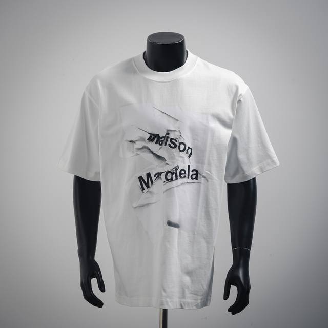 Maison Margiela 马吉拉25Ss Mm6联名款短袖T恤 作为近年来最受时下年轻群体欢迎的品牌之一，Mm6继承了根植于Maison Margiela