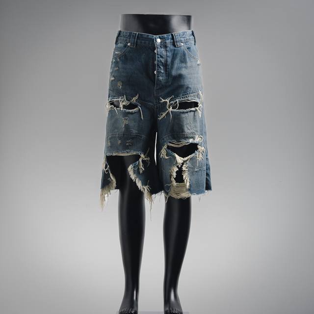 Balenciaga巴黎世家 Baggy Ss25 High Summer 做旧磨损牛仔短裤 官网原版新款夏季系列 做旧涂料脏脏工艺.磨损破洞宽松版型牛仔短裤