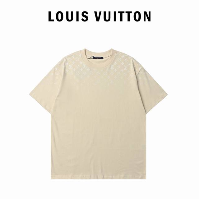 Louis Vuitton 路易威登 肩部满印渐变短袖 原8,300购入操作，采用16S麻棉克重 G ，搭配32S双纱1×1螺纹，面料螺纹同缸定染。印花部分先采