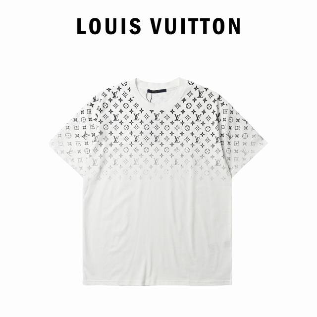 Louis Vuitton 路易威登 满印渐变短袖T恤 原8,300购入操作，采用16S麻棉克重 G ，搭配32S双纱1×1螺纹，面料螺纹同缸定染。印花部分先采