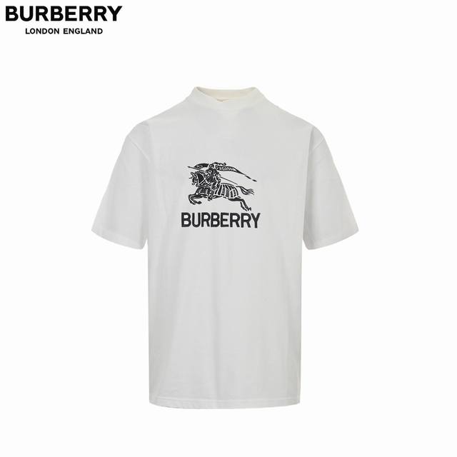 Burberry 巴宝莉 25Ss暗纹刺绣战马短袖 修身版型 客供平织棉,由微型针织的工艺技术制作,丝丝细雨般的质感突显,略带弹性的面料让细节感和柔触感更是无可