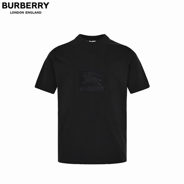 Burberry 巴宝莉 25Ss暗纹刺绣战马短袖 修身版型 客供平织棉,由微型针织的工艺技术制作,丝丝细雨般的质感突显,略带弹性的面料让细节感和柔触感更是无可
