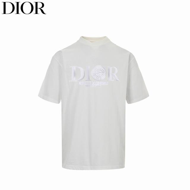 Dior& Stone Lsland 迪奥石头岛联名 25Ss 立体Logo短袖 修身版型 客供平织棉,由微型针织的工艺技术制作,丝丝细雨般的质感突显,略带弹性