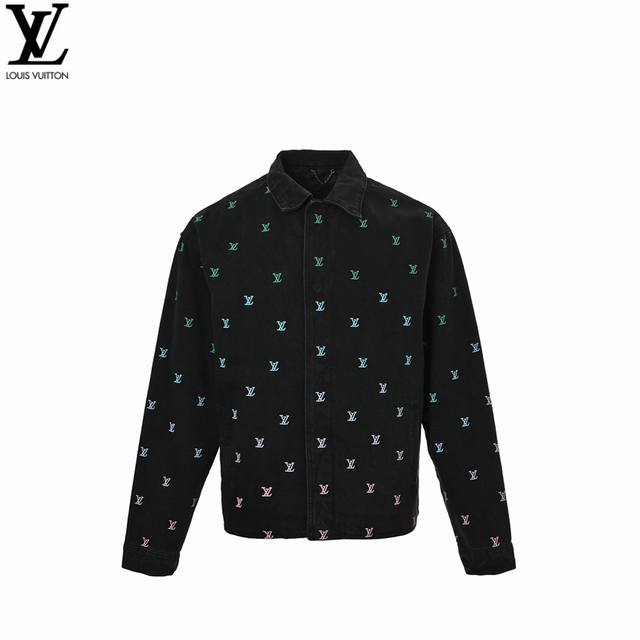 Louis Vuitton 路易威登 渐变全刺绣套装牛仔外套 采用水洗黑色牛仔布制成，全身刺绣有Lv Blason 图案，采用精致的渐变处理，流行色彩从浅绿色渐