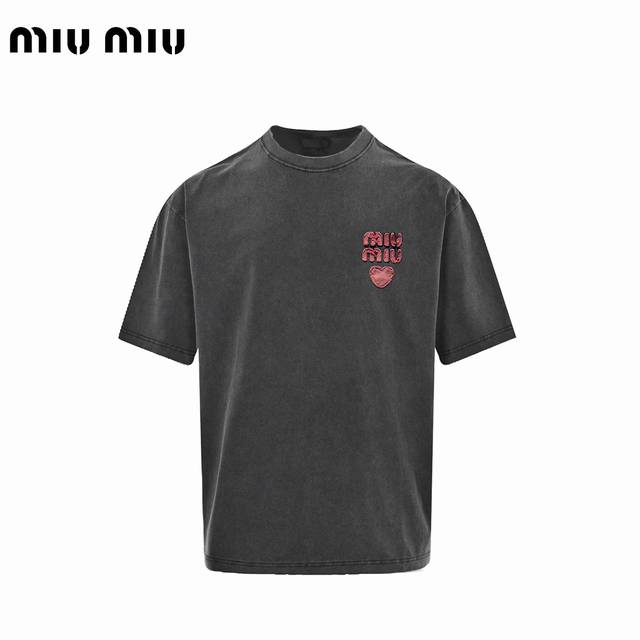 Miu Miu 缪缪 25Ss 水洗做旧爱心联名款短袖 面料采用进口机器织造而成，布面纹路的独特性创造出完美的成衣效果 面料采用净布260克重 搭配320克1*
