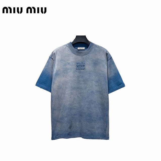 Miu Miu 缪缪 25Ss 扎染渐变贴布短袖T恤 面料采用进口机器织造而成，布面纹路的独特性创造出完美的成衣效果 面料采用净布260克重 搭配320克1*1