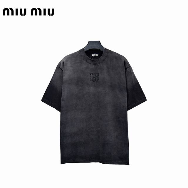 Miu Miu 缪缪 25Ss 扎染渐变贴布短袖T恤 面料采用进口机器织造而成，布面纹路的独特性创造出完美的成衣效果 面料采用净布260克重 搭配320克1*1
