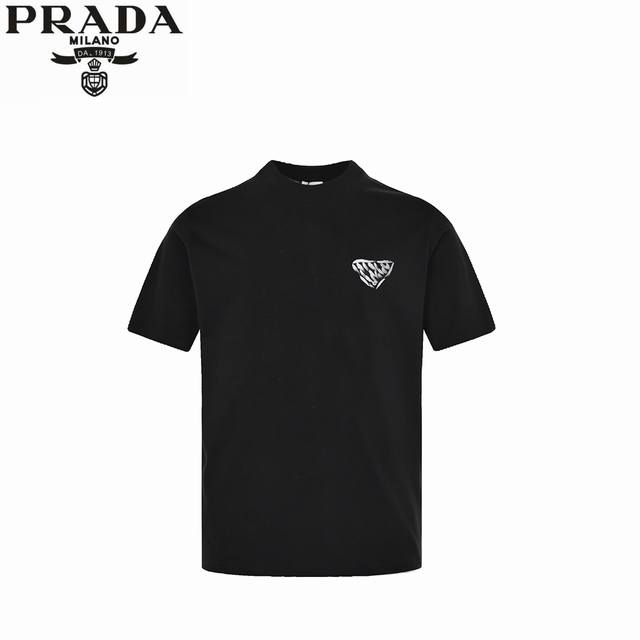 Prada 普拉达 25Ss 手工绘画喷墨短袖T恤 采用260G棉质布料40支双纱面料，纺织密度高，垂感佳，不易变形。 厚织感加上紧密纺纱工艺，不会影响Tee的