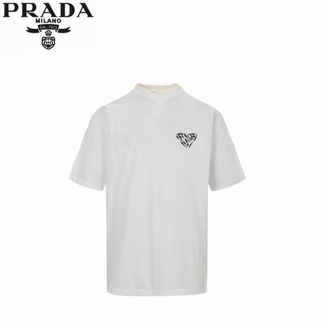Prada 普拉达 25Ss 手工绘画喷墨短袖T恤 采用260G棉质布料40支双纱面料，纺织密度高，垂感佳，不易变形。 厚织感加上紧密纺纱工艺，不会影响Tee的