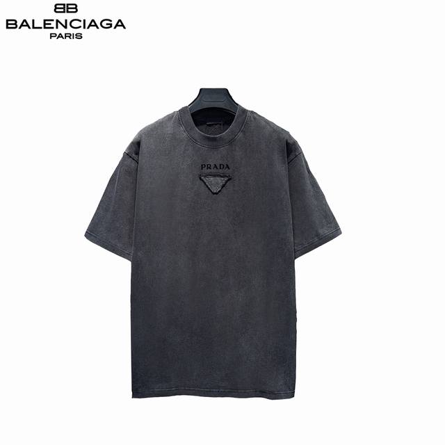 Prada 普拉达 25Ss 做旧刺绣贴布三角标短袖 面料采用进口机器织造而成，布面纹路的独特性创造出完美的成衣效果 面料采用净布260克重 搭配320克1*1