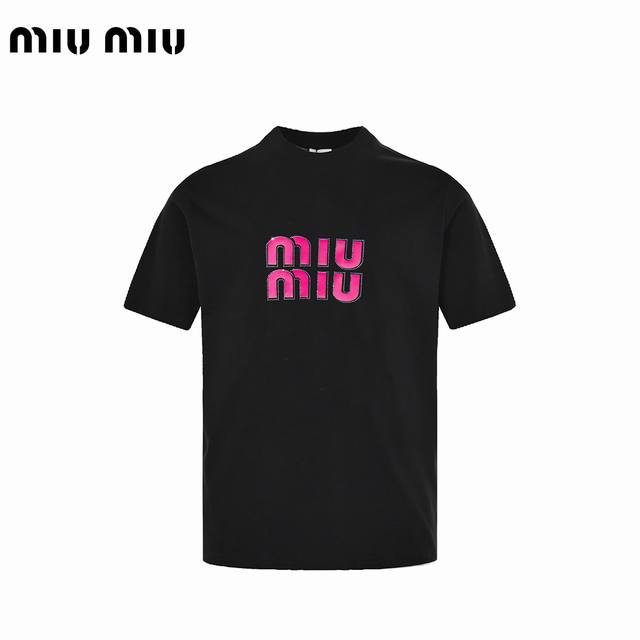 Miu Miu 缪缪 25Ss 烫钻压胶字母短袖T恤 采用32支双纱 260克重面料 进口针织针梳棉进行制作，厚度适中，有垂感又有轮廓型，上身就是一个舒适！！对
