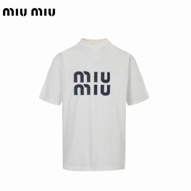 Miu Miu 缪缪 25Ss 烫钻压胶字母短袖T恤 采用32支双纱 260克重面料 进口针织针梳棉进行制作，厚度适中，有垂感又有轮廓型，上身就是一个舒适！！对