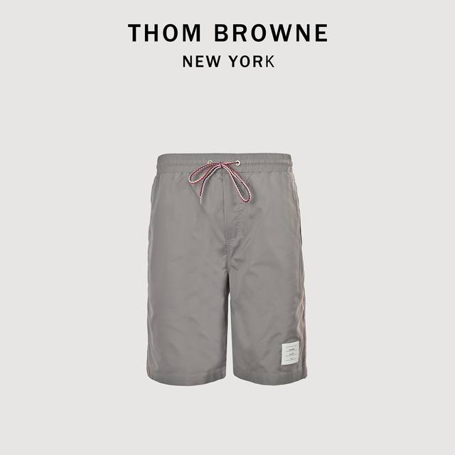 Thom Browne 汤姆布朗 25Ss 条纹织带沙滩短裤 面料原版定制，功能性斜纹面料，成衣百分百定位对条对格，非常耗时废料，密度手感和原版达到一致，松紧腰