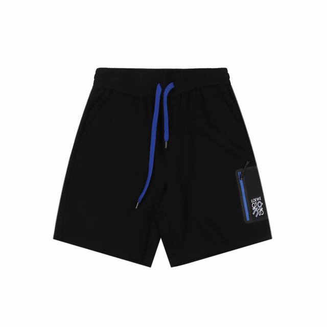 Loewe 罗意威 25Ss 昂跑联名口袋印花短裤 昂跑罗意威联名款短裤新款，极简廓形，高腰剪裁搭配利落裤线，既修饰腿型又自带松弛感。内置松紧腰头，面料选用80