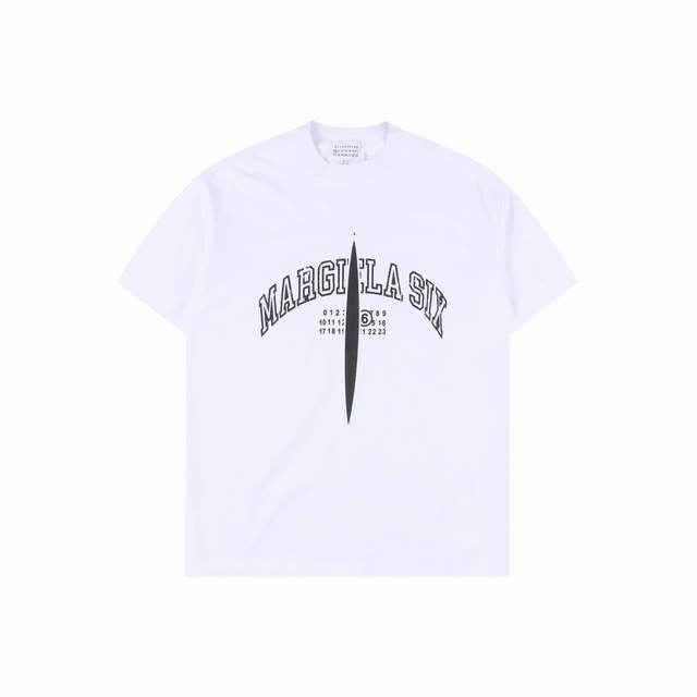 Maison Margiela 马吉拉 25Ss 开衩印花短袖T恤 面料定织定染 G32支双纱面料，宽幅领口螺纹300G1*1全棉螺纹，久穿不变形，面料从买纱纺