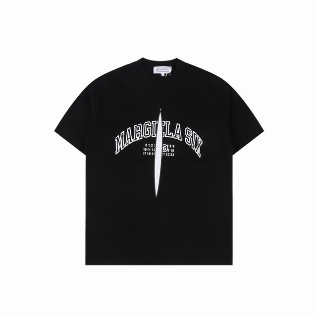 Maison Margiela 马吉拉 25Ss 开衩印花短袖T恤 面料定织定染 G32支双纱面料，宽幅领口螺纹300G1*1全棉螺纹，久穿不变形，面料从买纱纺