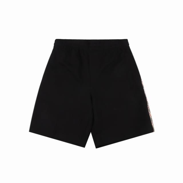 Burberry巴宝莉Bbr 骑士侧格纹饰带短裤 采用棉为基底编织而成的单面鱼鳞布面料，正面为平滑的针织面，触肤面通过针织机的浮线编织技术形成立体的毛圈，增加蓬