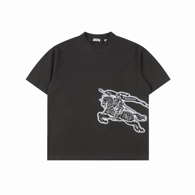 Burberry 巴宝莉 25Ss 素描战马短袖T恤 面料采用定制240G 26支特滑双股精棉平纹高密无尘全棉布料。前幅高密度加厚，走线平整，代工品质，全套定制
