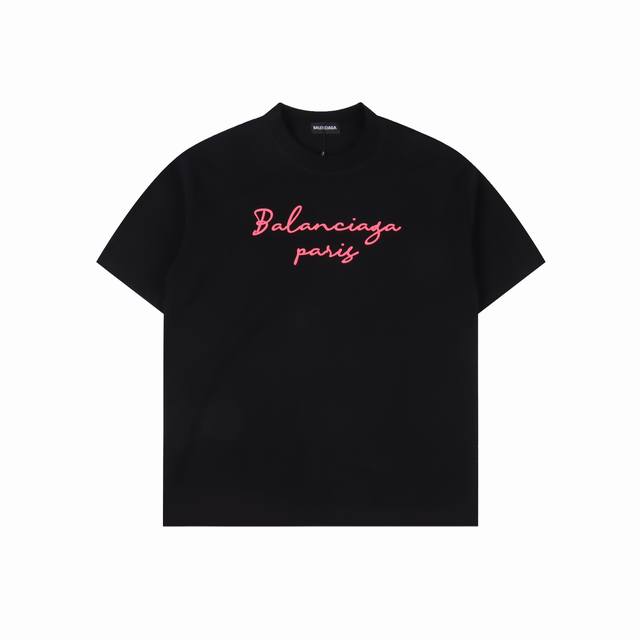 Balenciaga 巴黎世家 25Ss 粉字母短袖T恤 面料采用定制240G 26支特滑双股精棉平纹高密无尘全棉布料。前幅高密度加厚，走线平整，代工品质，全套