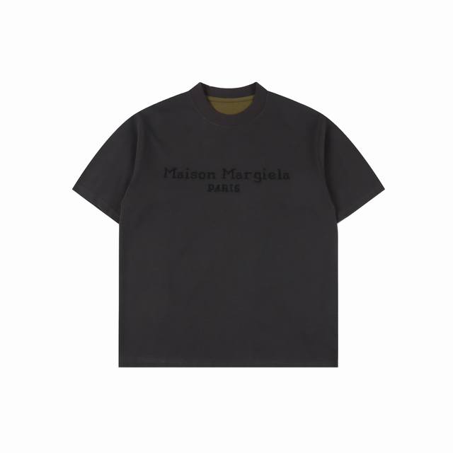 Maison Margiela 马吉拉 25Ss 双面刺绣短袖T恤 面料定织定染 G32支双纱面料，宽幅领口螺纹300G1*1全棉螺纹，久穿不变形，面料从买纱纺