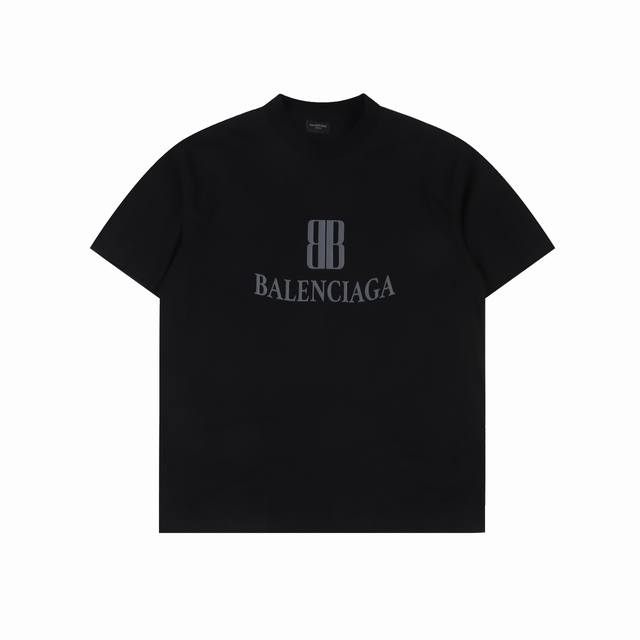 Balenciaga 巴黎世家 双B字母印花圆领短袖 采用双纱平纹， %棉，32支双纱棉高密布，面料用的是国产新疆优质棉纱，新疆棉花是国产棉花中公认的优等材料。