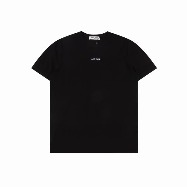 Miu Miu 缪缪 提花小标短袖 面料采用100% 克双纱面料。衣物为正肩膀版型，洗后不易变形。胸口定制的是品牌Logo的贴布，。辅料原版开版，三标齐全。 S