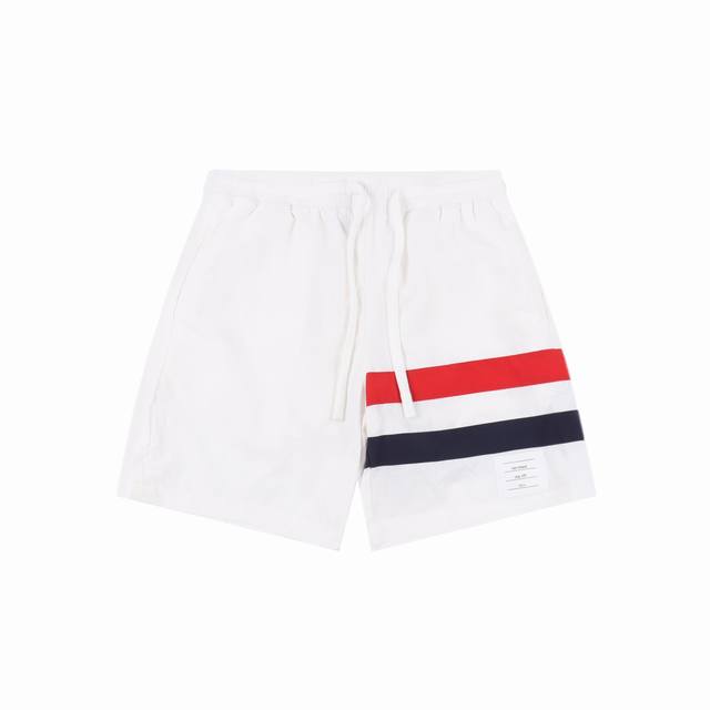 Thom Browne 汤姆布朗 25Ss 红白蓝彩带沙滩短裤 面料原版定制，功能性斜纹面料，成衣百分百定位对条对格，非常耗时废料，密度手感和原版达到一致，松紧