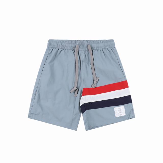 Thom Browne 汤姆布朗 25Ss 红白蓝彩带沙滩短裤 面料原版定制，功能性斜纹面料，成衣百分百定位对条对格，非常耗时废料，密度手感和原版达到一致，松紧