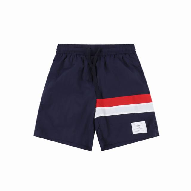 Thom Browne 汤姆布朗 25Ss 红白蓝彩带沙滩短裤 面料原版定制，功能性斜纹面料，成衣百分百定位对条对格，非常耗时废料，密度手感和原版达到一致，松紧