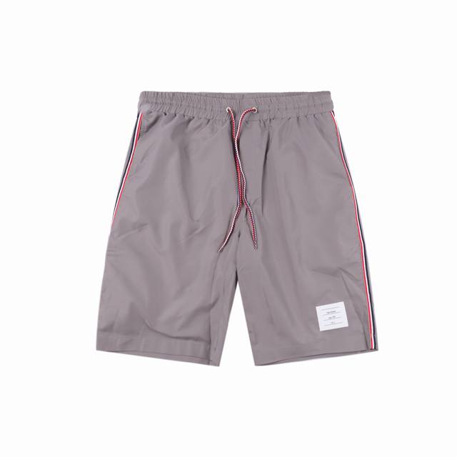 Thom Browne 汤姆布朗 25Ss 条纹织带沙滩短裤 面料原版定制，功能性斜纹面料，成衣百分百定位对条对格，非常耗时废料，密度手感和原版达到一致，松紧腰