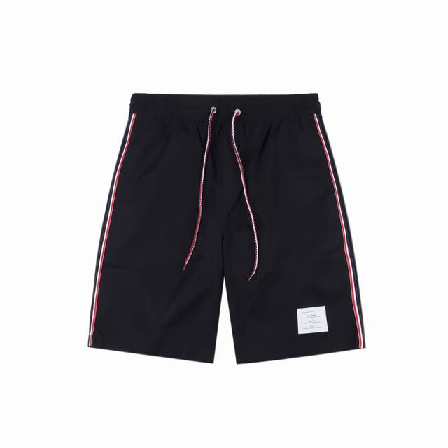 Thom Browne 汤姆布朗 25Ss 条纹织带沙滩短裤 面料原版定制，功能性斜纹面料，成衣百分百定位对条对格，非常耗时废料，密度手感和原版达到一致，松紧腰