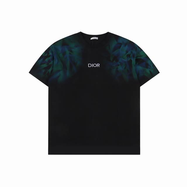 Dior 迪奥 手绘火焰 短袖T恤 采用双纱纯棉面料克重320G，搭配32S双纱1×1螺纹，面料螺纹同缸定染。 做足爽滑工艺使面料手感柔软舒适 印花部先裁好片再