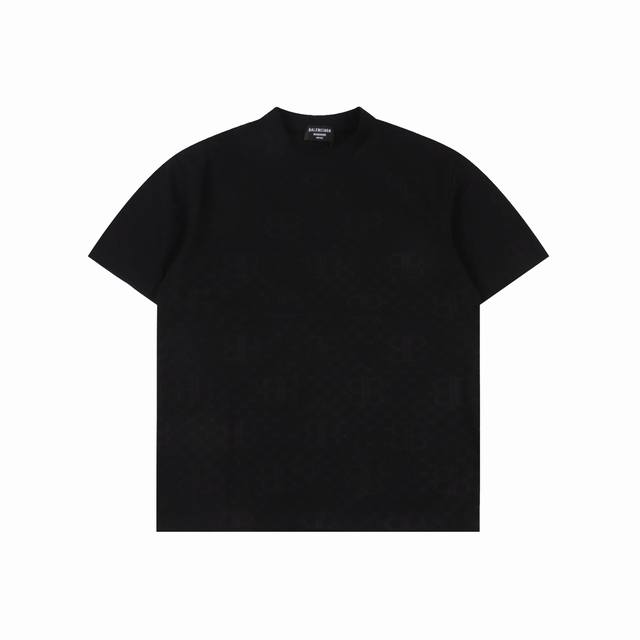 Balenciaga 巴黎世家 25Ss 暗纹满印双B提花短袖T恤 32S双纱1*1螺纹，面料螺纹同缸定染。进口提花机织造而成的提花面料，利用各种提花构造， 使