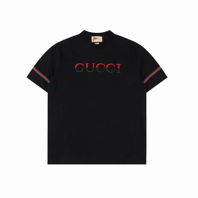 古驰 Gucci 红绿立体刺绣织带短袖 甄选长绒棉纱，260G精纺高支重磅定织定染面料， 裁前高温洗水定型，成品再洗柔，穿着感受亲肤棉柔，垂感自然。 专柜同步，