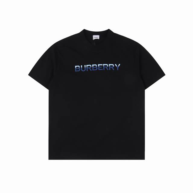 巴宝莉Burberry 间色立体刺绣标语绣短袖 甄选长绒棉纱，260G精纺高支重磅定织定染面料， 裁前高温洗水定型，成品再洗柔，穿着感受亲肤棉柔，垂感自然。 专