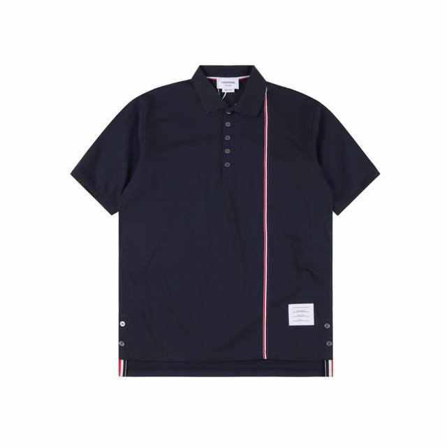 Thom Browne Tb 侧织带珠地棉短袖Polo衫 面料甄选32支双纱全棉珠地棉克重 克，还原原版，前片胸口织带采用色织工艺，需要将织带织进面料中，起订量