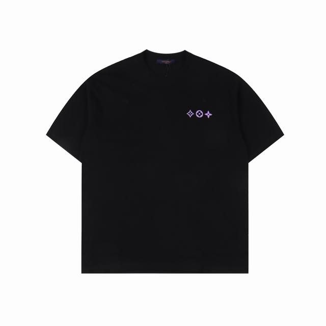Louis Vuitton 路易威登 25Ss 后背四叶草字母印花短袖 印花采用进口水浆材质，区别于普通的印花T恤，三标齐全，定织26支精梳紧密纯棉面料，舒适透