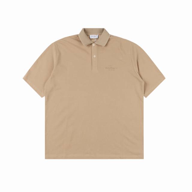 Ferragamo 菲拉格慕 24Ss 胸口刺绣字母小标Polo短袖 客供定织100%网眼珠地棉布精心制成，面料表面排列均匀整齐的网眼纹理，透气性和散热排汗性极